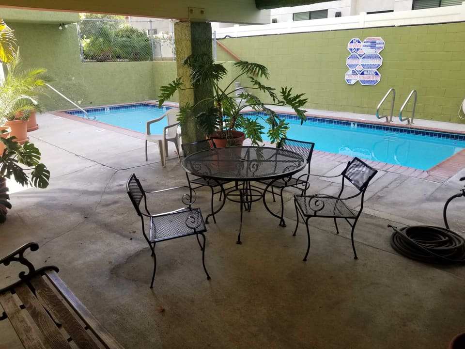 6155 Reseda Boulevard Unit 2