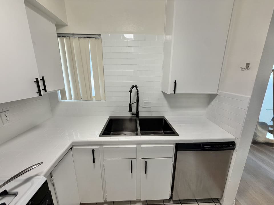 6155 Reseda Boulevard Unit 2