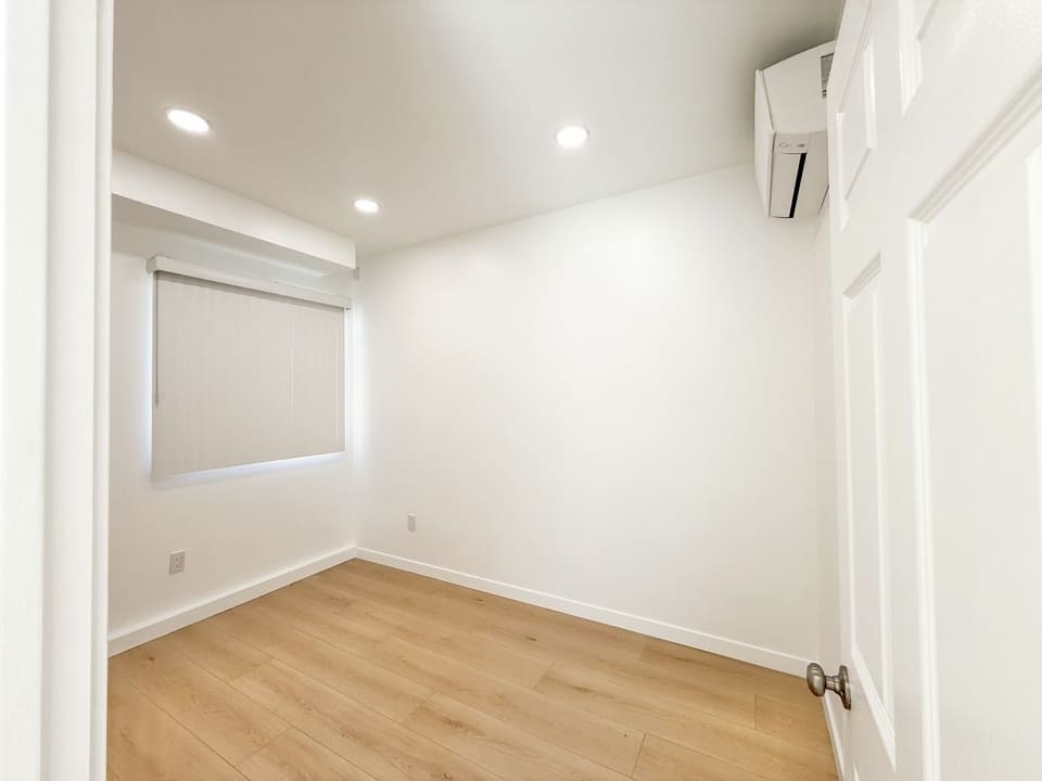 15560 Vanowen Street Unit 6