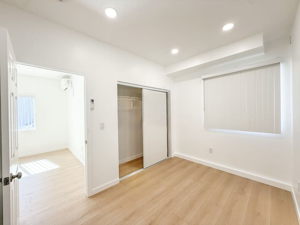 15560 Vanowen Street Unit 6