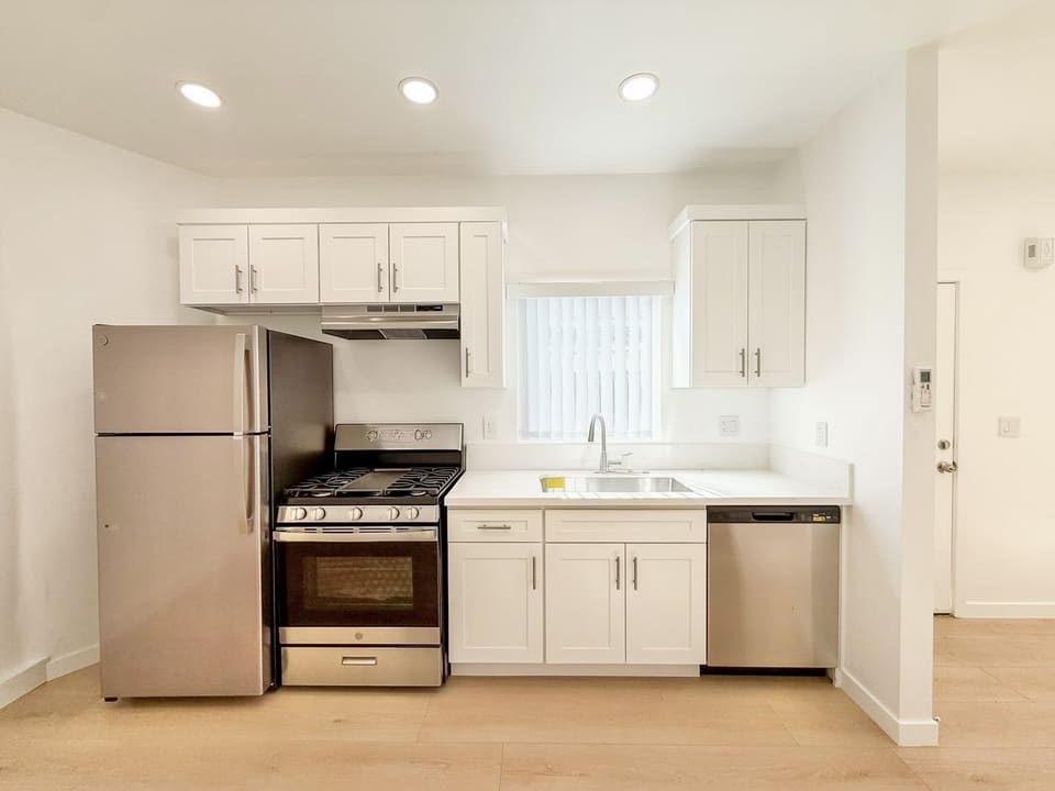15560 Vanowen Street Unit 6