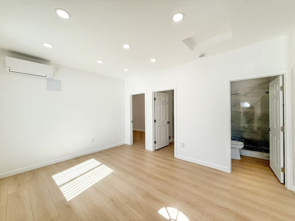 15560 Vanowen Street Unit 6