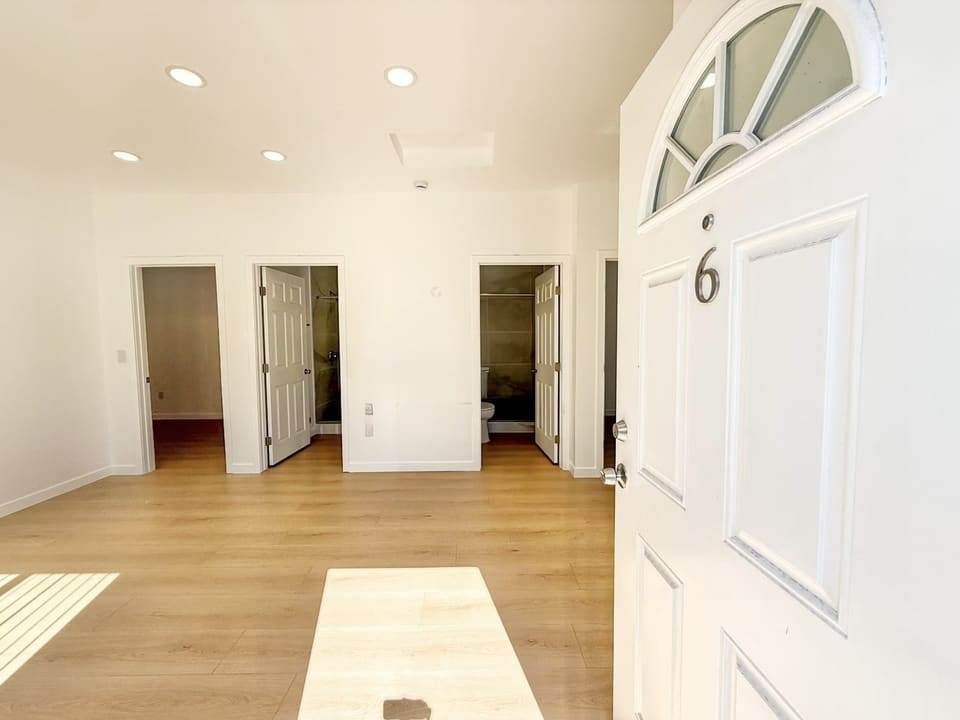 15560 Vanowen Street Unit 6