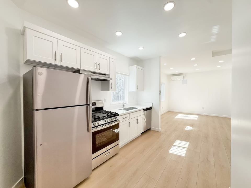 15560 Vanowen Street Unit 6