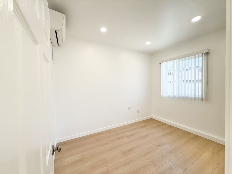 15560 Vanowen Street Unit 6