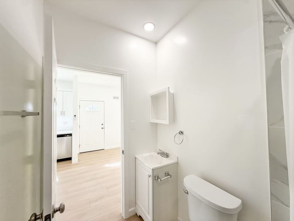 15560 Vanowen Street Unit 6