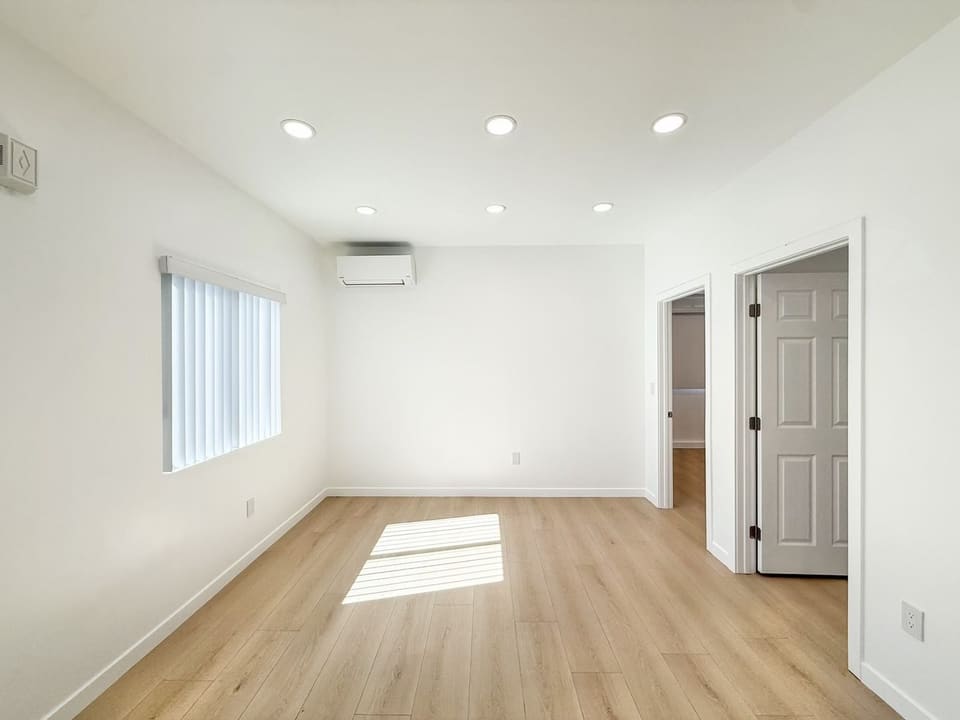15560 Vanowen Street Unit 6