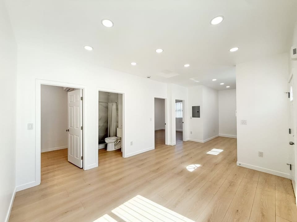 15560 Vanowen Street Unit 6